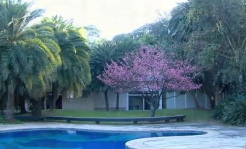 Propriedade possui mais de 7.888 m² de área construída, abrigando um total de 12 prédios