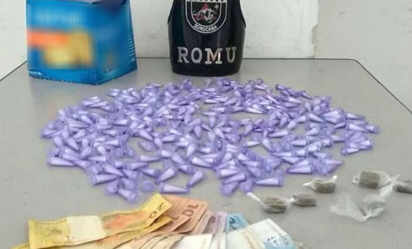 Policiais aprenderam 307 porções de cocaína e seis de maconha; também foi apreendido uma quantia de R$ 80 em dinheiro 