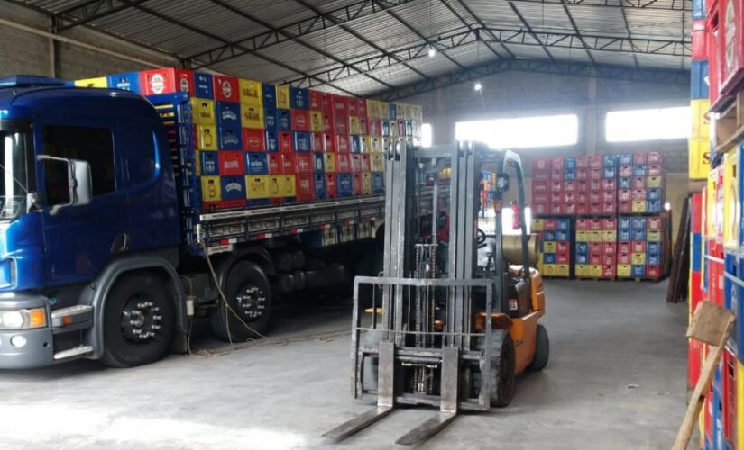 Suspeitos confessaram aos policiais que compravam cerveja de menor valor e substituíam a embalagem por rótulos de cerveja mais cara