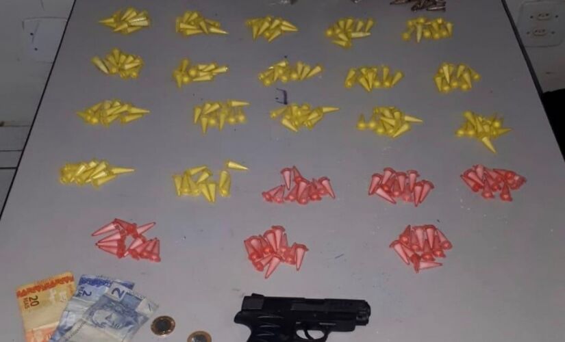 Foram apreendidos com o suspeito mais de 250 porções de drogas, entre cocaína e maconha 