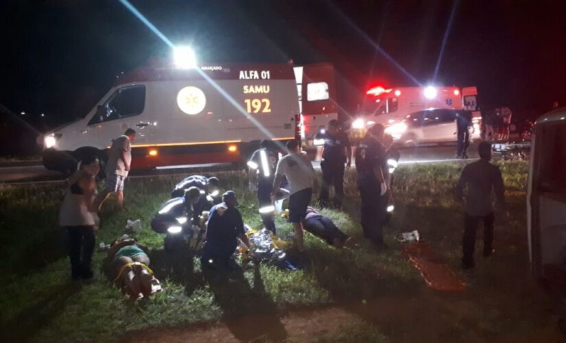 O motorista contou aos policiais que o micro-ônibus capotou após ele ter sido fechado por um motorista