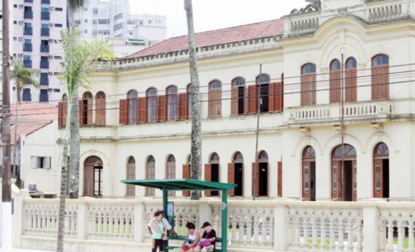 Prefeitura de Santos, na Baixada Santista, não descarta a possibilidade de retirar o ponto de ônibus após diálogo com órgãos