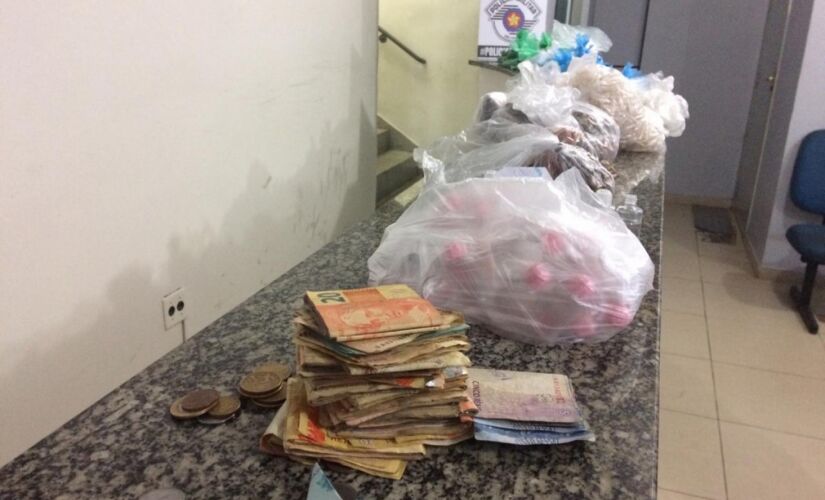 A droga e o dinheiro foram apreendidos e levados para o 1º DP de Mogi das Cruzes; caso ainda é investigado
