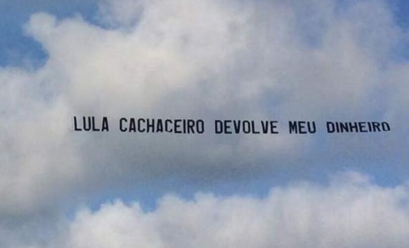 No sábado (28), Hang publicou um vídeo em que uma aeronave mostra a frase "Lula cachaceiro devolve meu dinheiro"