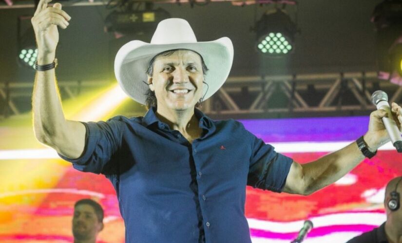Juliano despontou há três décadas com a canção "Não Aprendi Dizer Adeus", depois gravada por Leandro e Leonardo