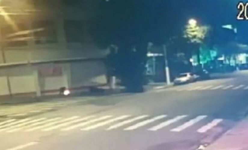 Imagens de câmeras de segurança registraram o momento em que uma pessoa se aproxima e joga um líquido sobre a vítima