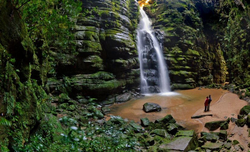 Buraco do Padre.
Era lá que os padres jesuítas se recolhiam para meditar e realizar práticas religiosas, sem interferência externa - além do belo contato com a natureza. É uma das furnas (como são chamadas as grutas) do Parque Nacional dos Campos Gerais.