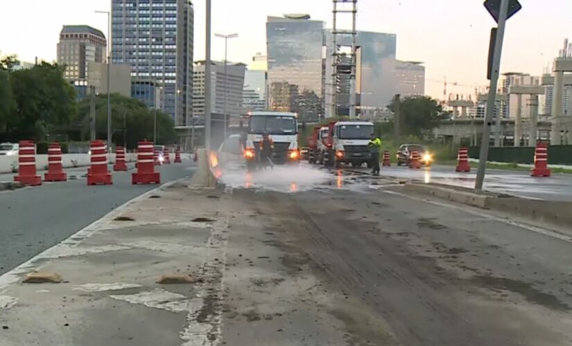CAPITAL_ Caminhão derruba lama na pista da Marginal Pinheiros4_ REPRODUÇÃO-TV GLOBO