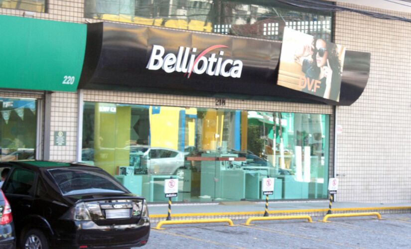Um assaltante voltou a agir em uma loja da rede Belliótica, na avenida Ana Costa, 218, em Santos, e roubou 260 pares de óculos 