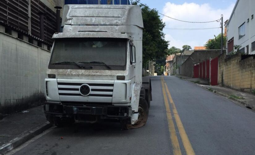 Carros abandonados em Taboão da Serra