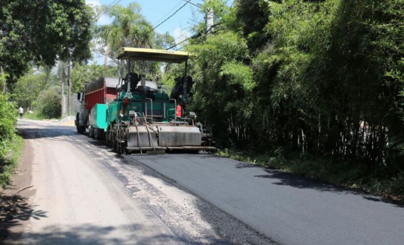 A rua Maria Ward, importante via de ligação da rodovia Armando Sales com o centro de Itapecerica, também está sendo recapeada