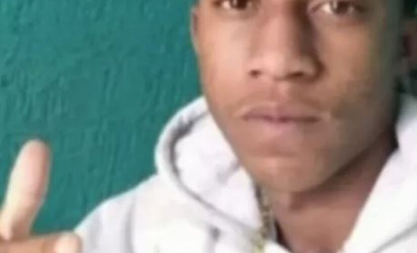 O pai de Carlos Eduardo dos Santos (foto) contou à polícia que moradores viram o jovem sendo abordado por policiais militares
