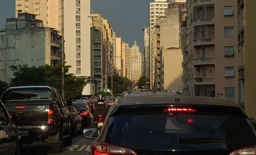 Quem não respeita a legislação recebe multa no valor de R$ 130,16 e acréscimo de quatro pontos na CNH