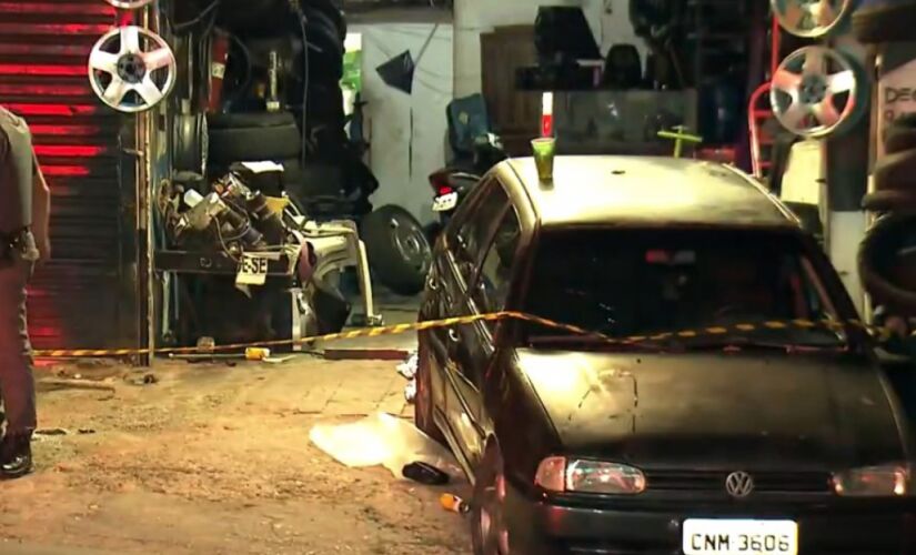 O carro dirigido por um homem entrou no estabelecimento e atropelou o garoto