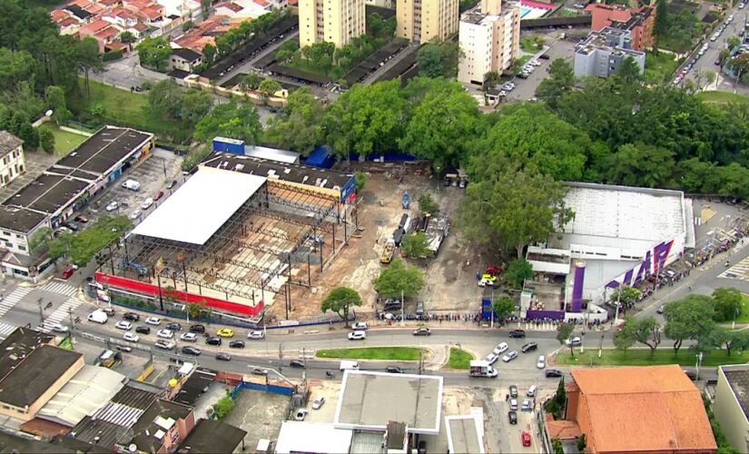 Na manhã de ontem, centenas de pessoas fizeram uma fila por vagas de emprego em um supermercado que abrirá em São Bernardo 