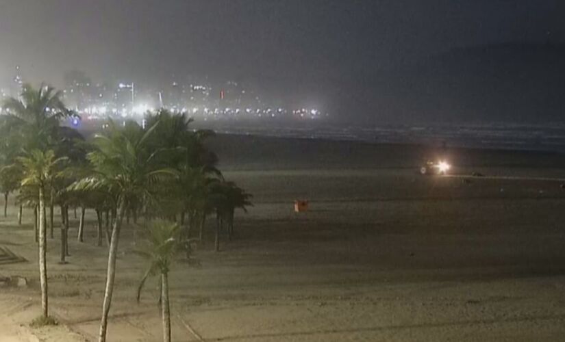 Uma câmera de monitoramento flagrou o momento em que o morador de rua é atropelado