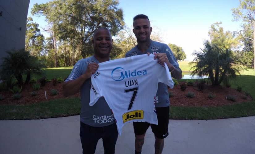 O jogador recebeu a camisa 7 das mãos de Marcelinho Carioca
