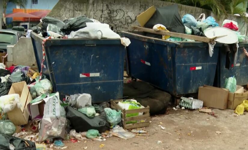 O corpo da vítima foi encontrado próximo a uma caçamba de lixo na Rua João Chammas