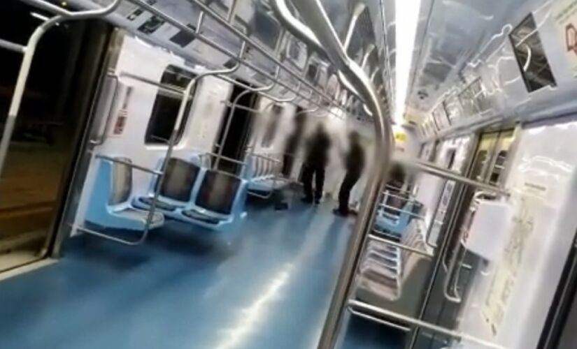 Segundo um vídeo feito com celular, três seguranças ficam acuados no canto de um vagão