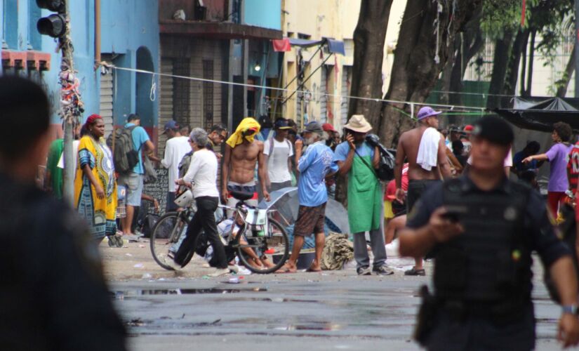 Antes da confusão na cracolândia, os PMs conseguiram deter seis suspeitos por tráfico de drogas