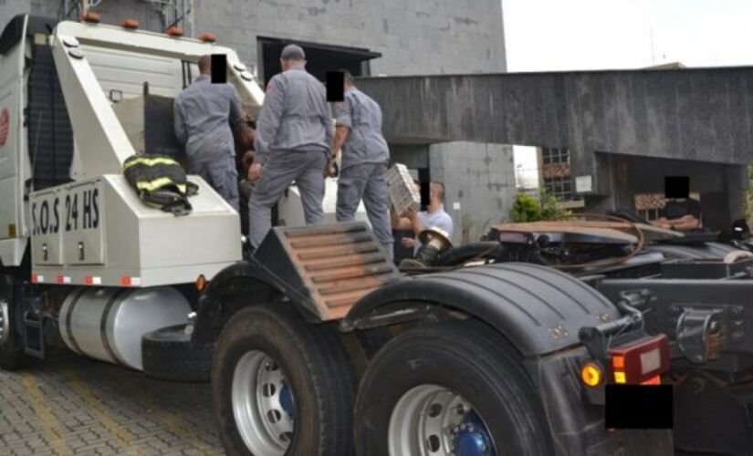 Para retirar a droga encontrada no fundo da caçamba do veículo, a PF contou com a ajuda dos bombeiros