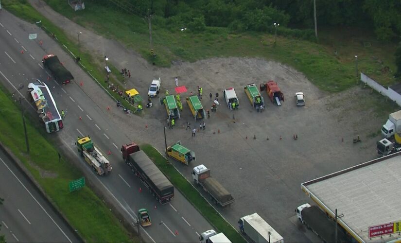 O acidente aconteceu na altura de São Lourenço, na pista sentido São Paulo, por volta das 5h; ônibus transportava 46 passageiros