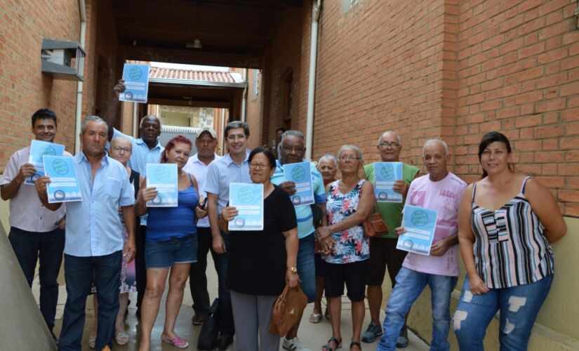 Moradores receberam os registros na última quinta-feira; ação faz parte do Programa de Regularização Fundiária "Meu Porto Feliz"