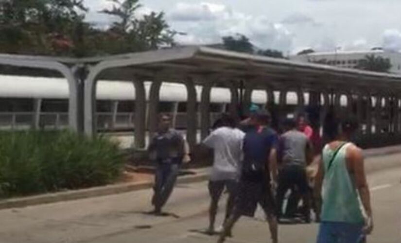 No caso desta quinta (16), ao menos dez pessoas encurralam três seguranças do metrô