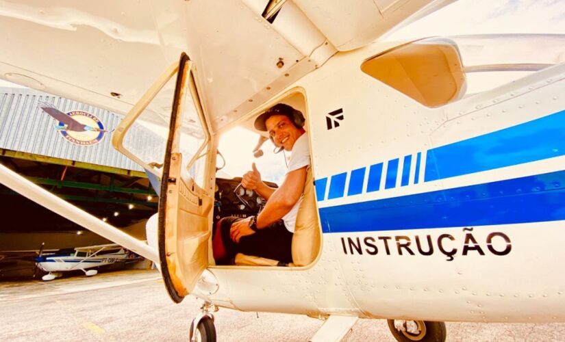 Além das aulas, o Aeroclube de Itanhaém está aberto, todos os dias, das 8 às 18 horas, para quem deseja ENTITY_apos_ENTITYturistarENTITY_apos_ENTITY das alturas