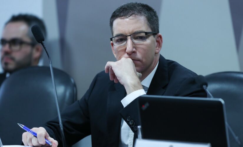 A denúncia sustenta que o jornalista ENTITY_quot_ENTITYauxiliou, incentivou e orientou o grupo durante o período das invasõesENTITY_quot_ENTITY