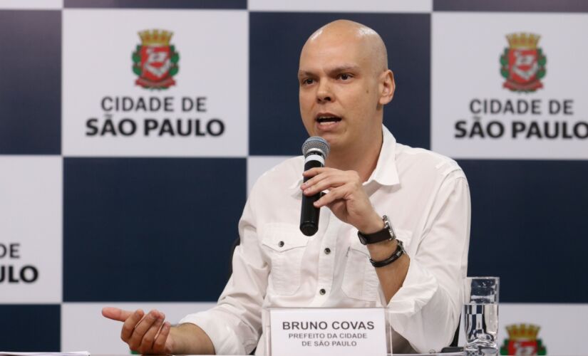 Durante anúncio do programa, Covas disse ser inaceitável que prefeito seja atendido com agilidade enquanto população precisa esperar