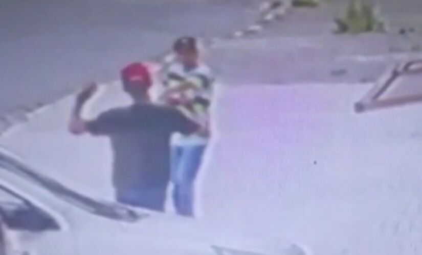 O crime foi registrado por imagens de uma câmera de monitoramento