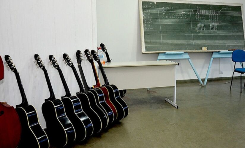 Há opções de aulas de canto coral, bateria, violão, desenho/pintura, teclado, piano, técnica vocal, tromba, trompete entre outros 