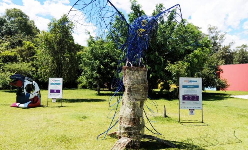 Com entrada gratuita, visitantes podem ver esculturas de arara, macaco, aranha e pássaro, feitas a partir de material reciclado