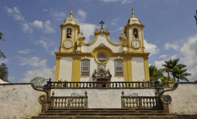 Matriz de 
Santo Antônio, 
em Tiradentes.
É o principal ponto turístico da cidade, e não é para menos. Além do interior todo dourado, as esculturas barrocas de Aleijadinho estão lá. 
