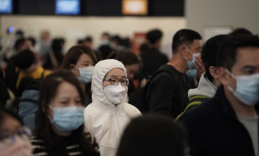 Entidade global afirma que doença ainda está localizada na China, mas não descarta mudança de posição em breve