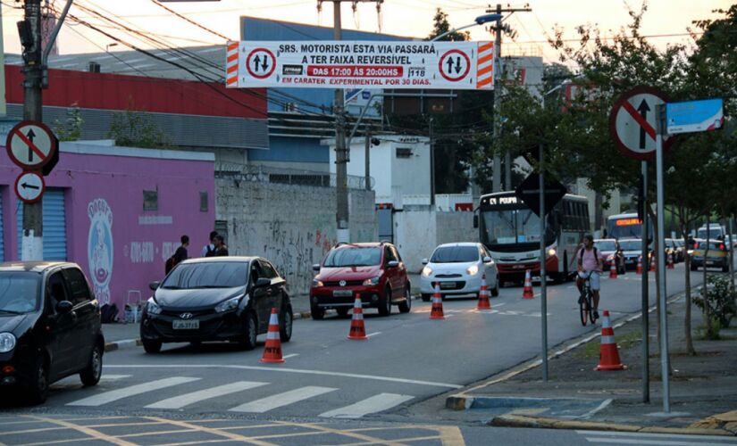 A faixa reversível na avenida Armando Andrade em Taboão da Serra foi implantada em abril de 2017 
