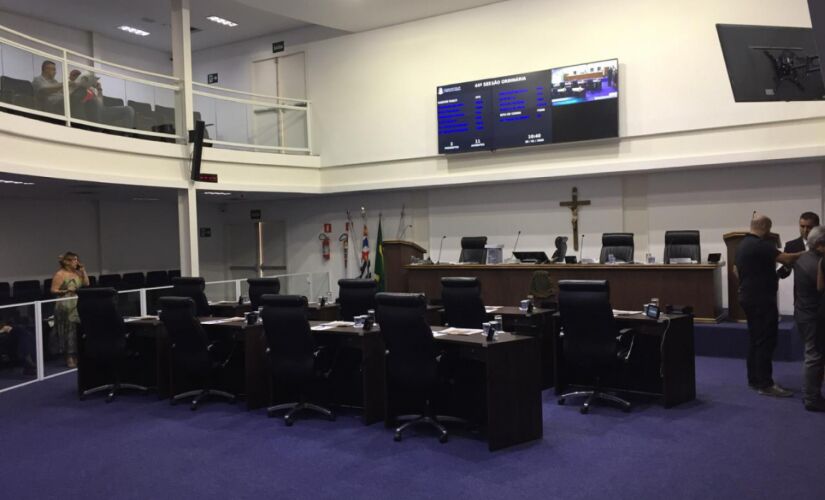 A sessão marcada para começar às 10h de ontem só foi iniciada às 11h46, por falta de quórum; discussão segue na próxima sexta
