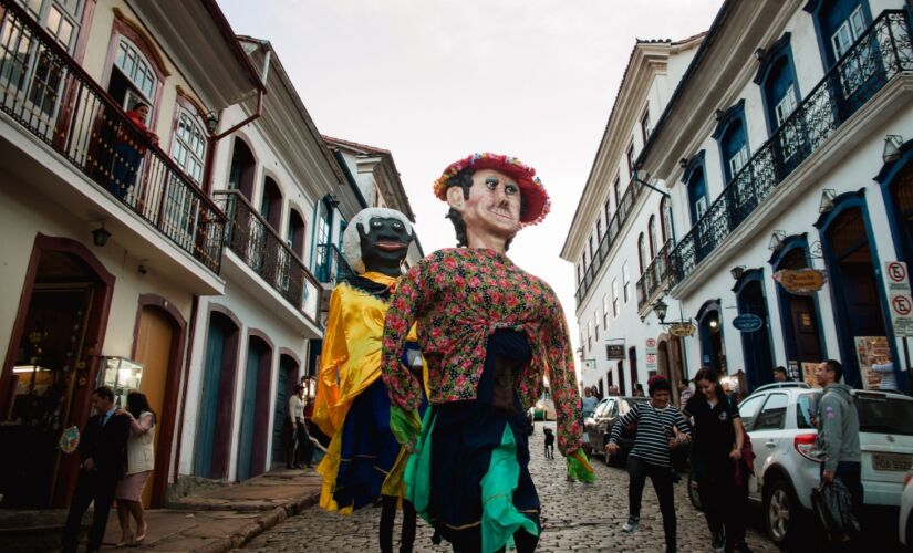 Bloco do Zé Pereira. É considerado um dos mais antigos em atividade no Brasil, com 153 anos de existência. Os bonecões são feitos em Ouro Preto mesmo, e desfilam pelas ladeiras da cidade. Os moradores do bairro Antônio Dias participam ativamente da rotina