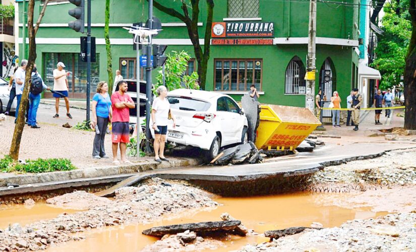Tempestade deixou ruas s esburacadas e cobertas de lama em Lourdes, bairro nobre de Belo Horizonte