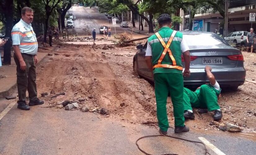 Funcionários da prefeitura de Belo Horizonte durante limpeza nas ruas da cidade por causas das fortes chuvas