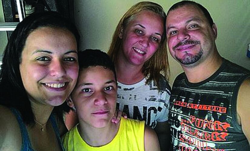 Ana Flávia Menezes Gonçalves (esq.) ao lado do irmão e dos pais; crime brutal foi cometido na terça-feira