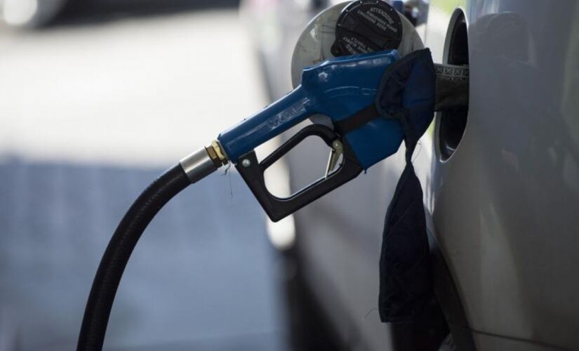 O corte será de R$ 0,05 por litro na gasolina e de R$ 0,06 por litro no diesel