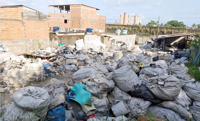 Depósito clandestino de materiais recicláveis funcionava na Avenida Monteiro Lobato, em Mongaguá
