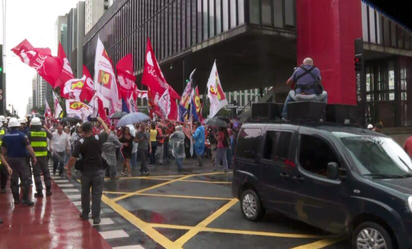 Manifestantes protestando contra o governo Bolsonaro na avenida Paulista em SP