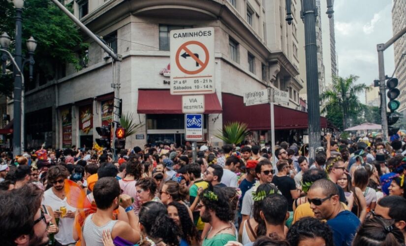 Bloco de Carnaval sai pelas ruas do centro de São Paulo
