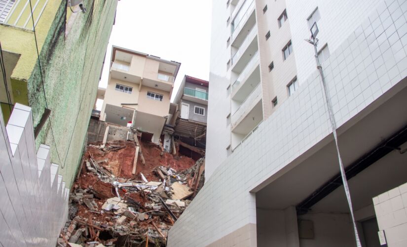 Em Taboão da Serra, um deslizamento na rua das Camélias  interditou quatro casas e um prédio