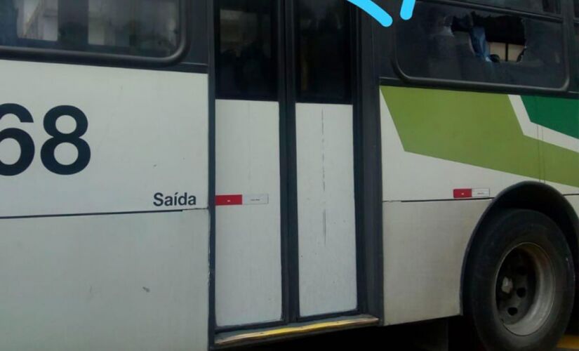 Na sexta-feira, dia 31, um ônibus municipal teve um dos vidros quebrados próximo do PS da Antena, em Taboão da Serra