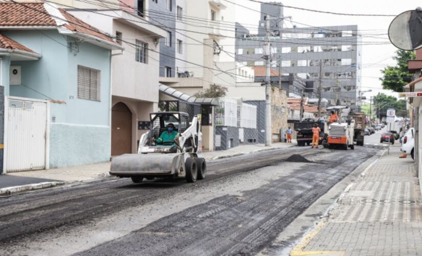Na última terça-feira, o recapeamento foi realizado nas ruas do bairro Santa Paula; o programa de recapeamento foi iniciado em 2017