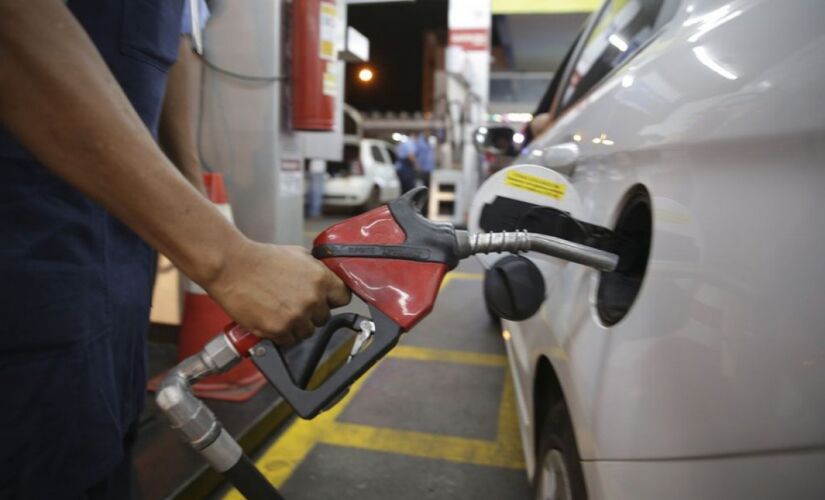 Petrobras anunciou nesta terça-feira um aumento no preço da gasolina a ser vendido pelas refinarias para as distribuidoras
